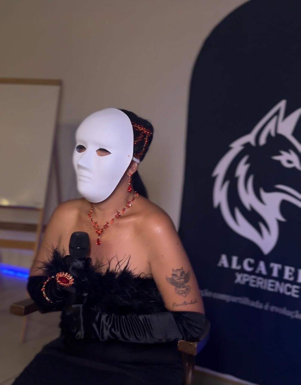 A Loba — personagem da Alcateia em cena no palco do evento