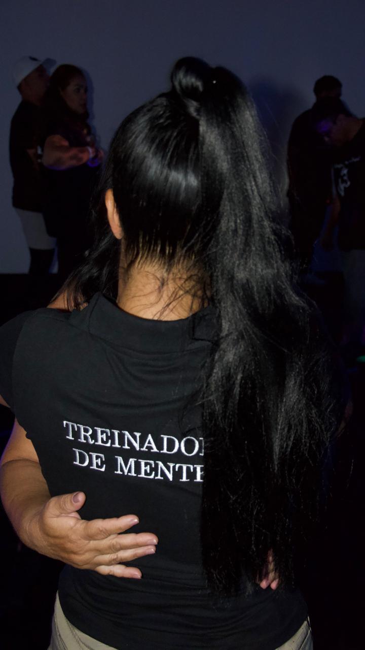 Treinador de mente conduzindo um participante durante a imersão